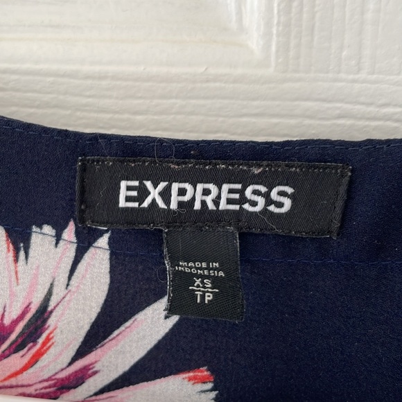 Express Botanical Pattern Blouse - Picture 4 of 6